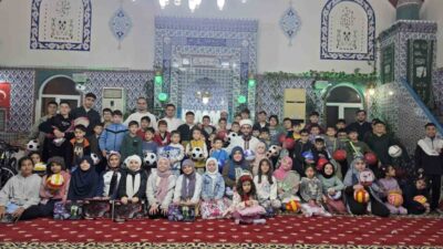 Mersin’de Ramazan ayı boyunca namaza gelen çocuklar çeşitli hediyelerle ödüllendirilerek