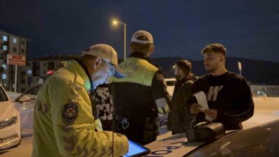 Çankırı’da polis ekiplerince yapılan denetimde aracında ses sistemi bulunduran sürücüye