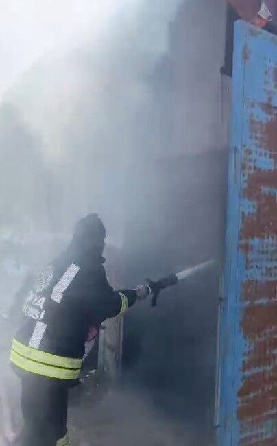 Konya’nın Karapınar ilçesinde bir çardakta çıkan yangında 65 buzağı telef