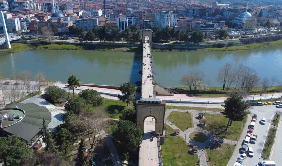 Samsun’un Çarşamba ilçesinde havaların ısınmasıyla birlikte vatandaşlar sokaklara akın etti.