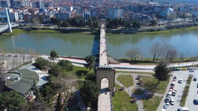 Samsun’un Çarşamba ilçesinde havaların ısınmasıyla birlikte vatandaşlar sokaklara akın etti.