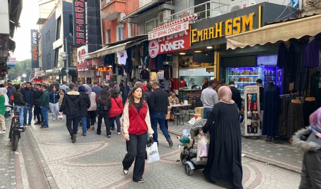 Aydın’da Ramazan Bayramı öncesinde alışveriş için dışarı çıkan vatandaşlar çarşı
