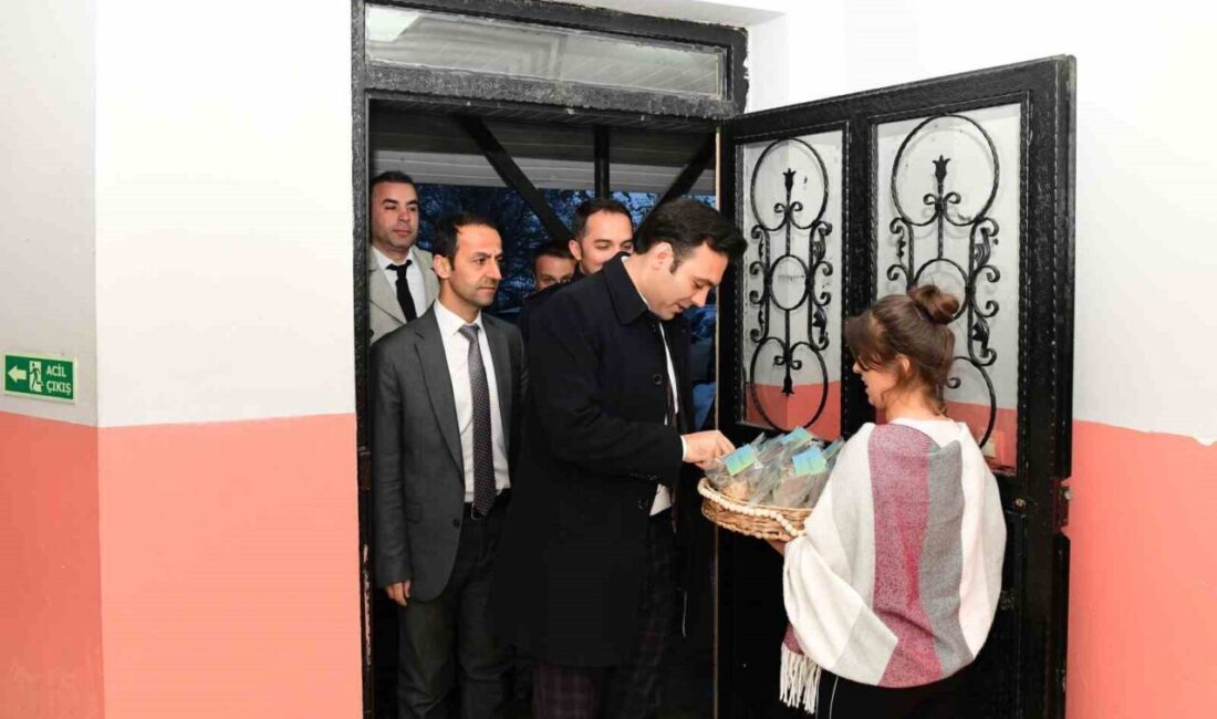 Van’ın Çatak ilçesinde bulunan Muhammed Sait Aydın Kız Pansiyonunda öğrencilerle