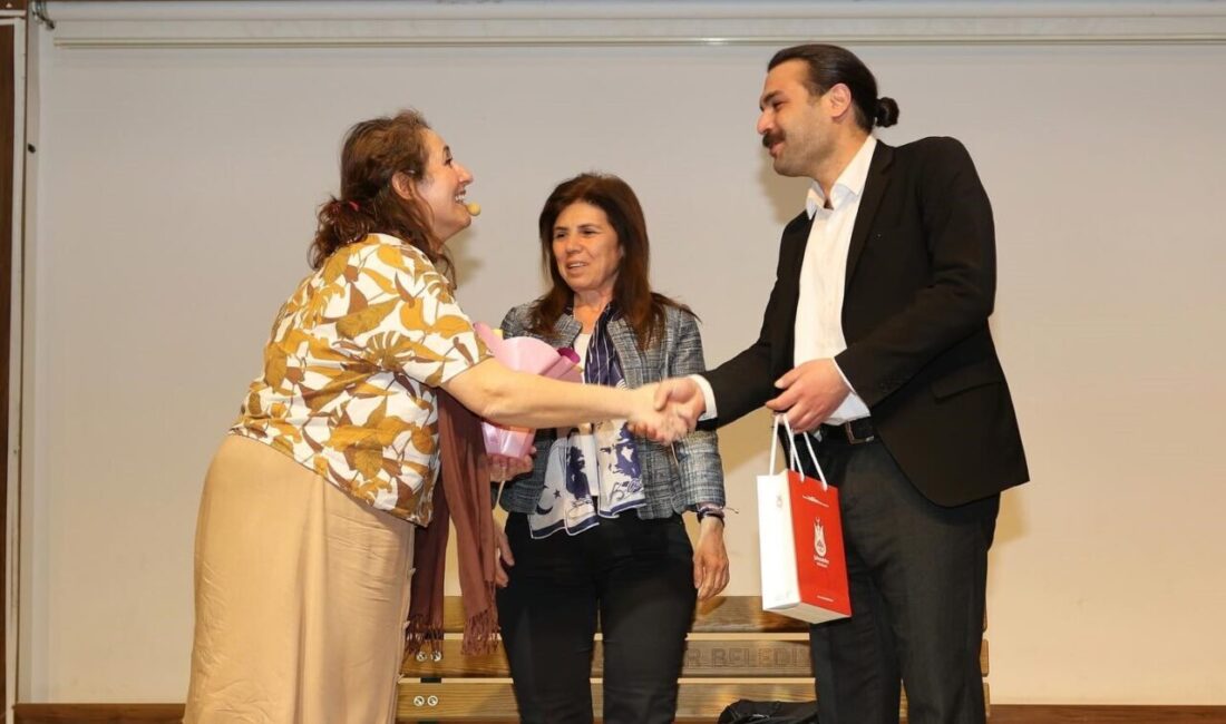 Manisa’nın Şehzadeler ilçesinde düzenlenen kültür etkinlikleri kapsamında sahnelenen “Çatlak” adlı