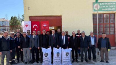 Kütahya’nın Çavdarhisar ilçesinde çiftçilere yönelik çörek otu tohumu dağıtımı gerçekleştirildi.
