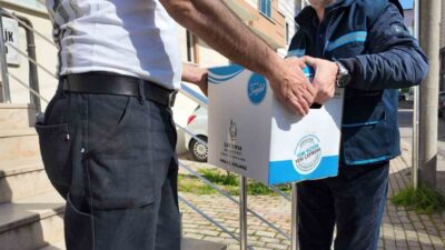 Çayırova’da belediye ekiplerince hazırlanan gıda kolileri ramazan ayı dolayısıyla ihtiyaç