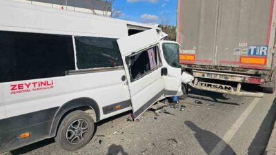 Tekirdağ’ın Çerkezköy ilçesinde işçi servisinin tıra arkadan çarpması sonucu meydana