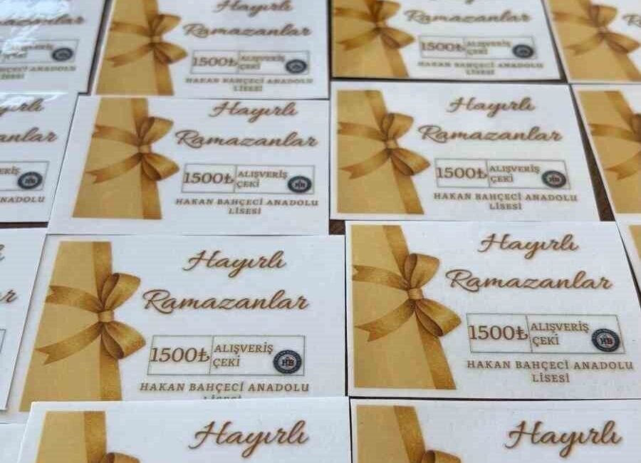 Diyarbakır’ın Çermik ilçesinde, Hakan Bahçeci Anadolu Lisesinde öğrencilere yardım çeki