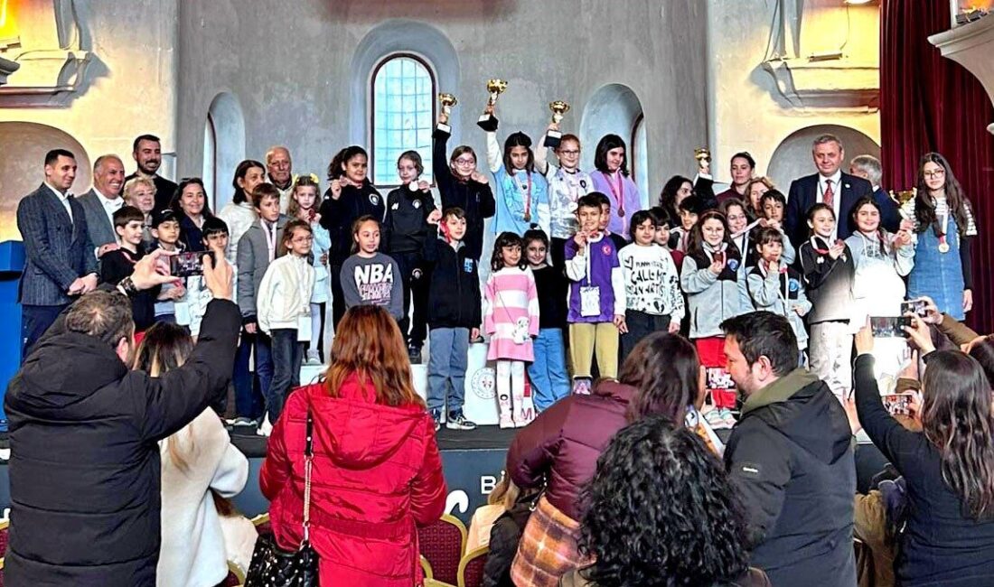 Satranç tutkunlarını bir araya getiren ’Çeşme Dünya Kadınlar Günü Satranç