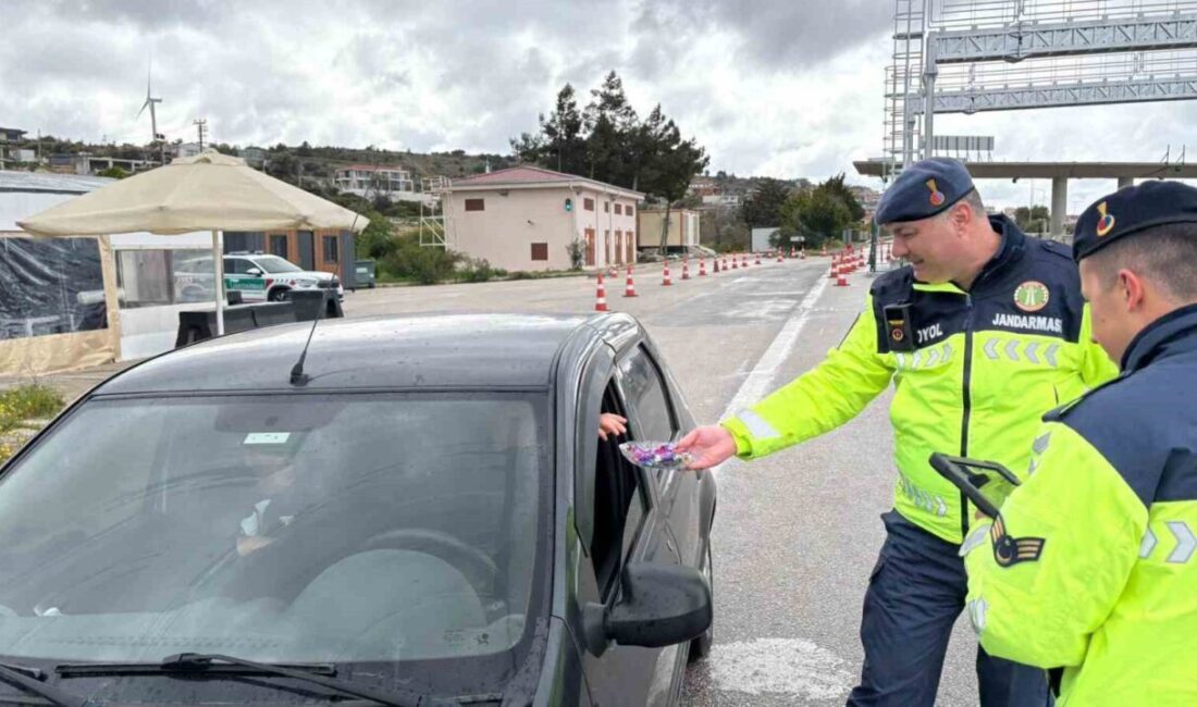 İzmir’de Çeşme otoyol gişelerinde jandarma ekipleri durdurdukları sürücülere şeker ikram