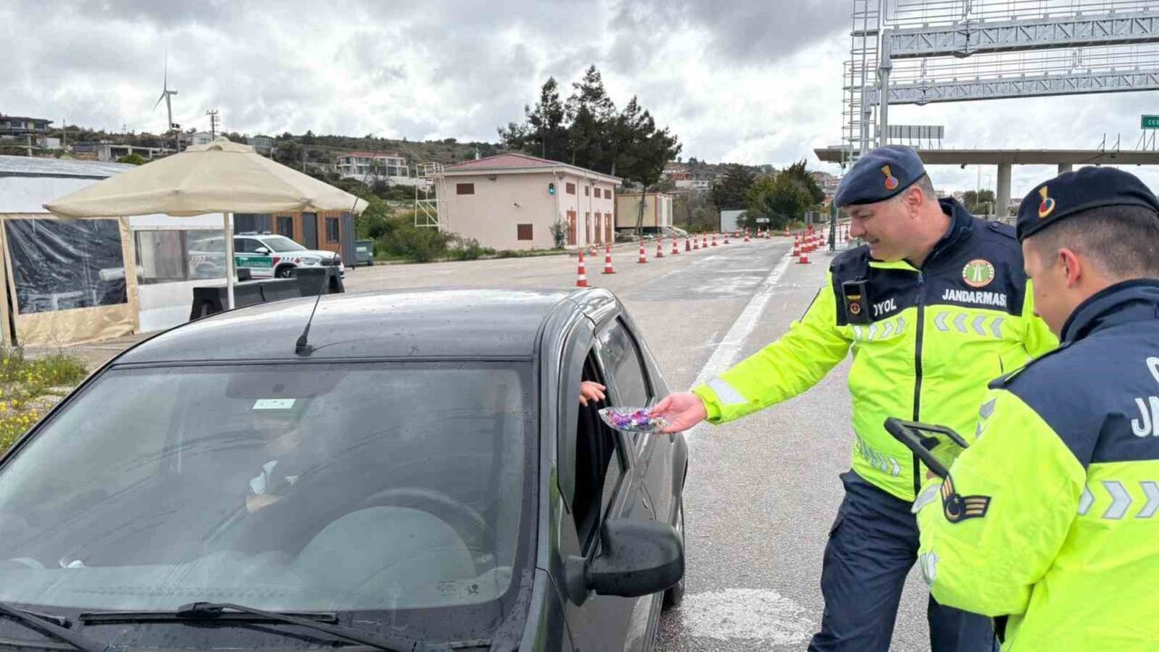 İzmir’de Çeşme otoyol gişelerinde jandarma ekipleri durdurdukları sürücülere şeker ikram