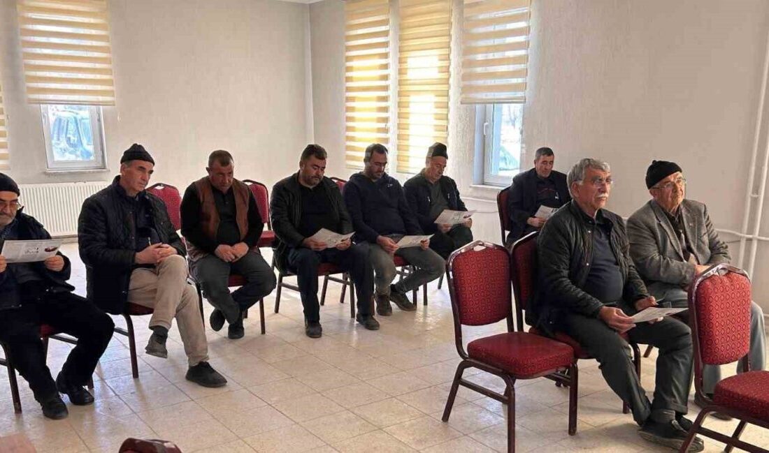 Afyonkarahisar’da çiftçilere yönelik doğru sulama ve gübreleme konusunda bilgilendirme yapıldı.