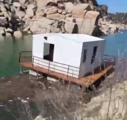 Aydın’da suların yükseldiği Çine Adnan Menderes Barajı’nda sürüklenen konteyner baraka