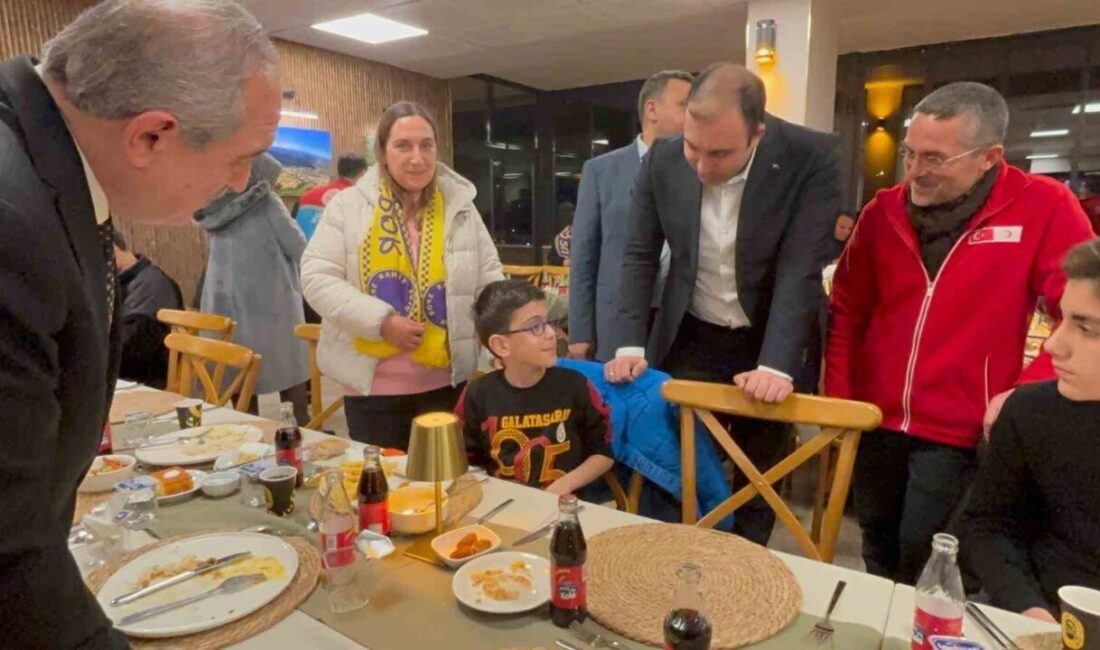 Bartın’ın Ulus ilçesinde oruç tutan çocuklar ve ilçe protokolü, Kızılay