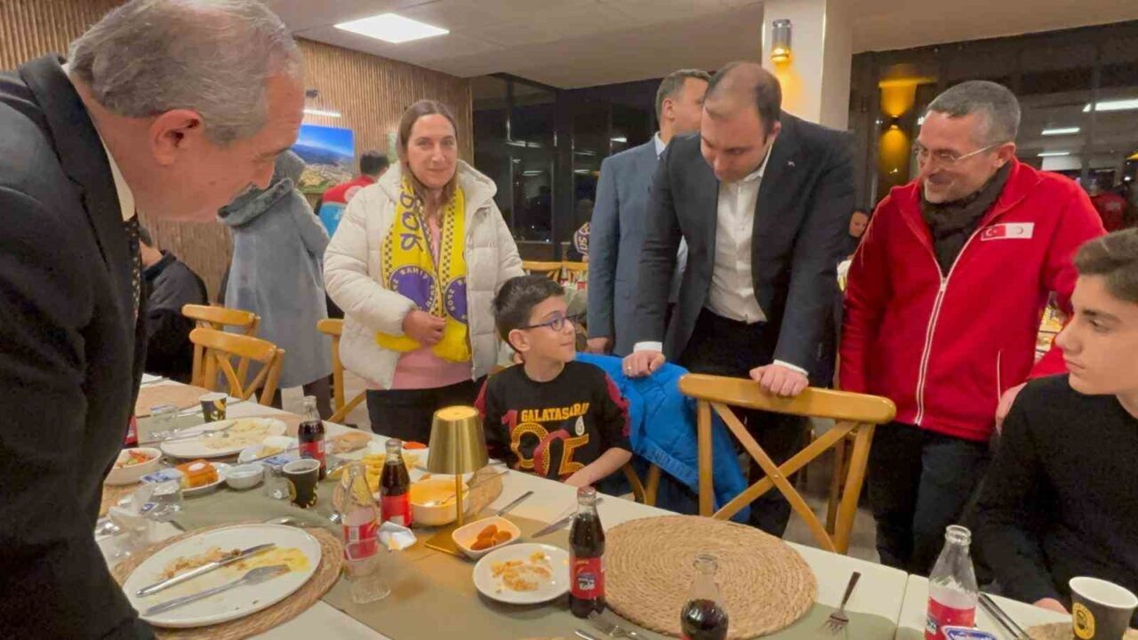 Bartın’ın Ulus ilçesinde oruç tutan çocuklar ve ilçe protokolü, Kızılay