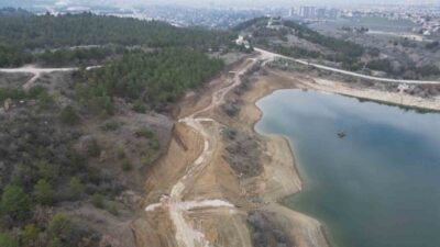 Çorum Belediyesi ekipleri tarafından Çomar Barajı’nda yürütülen yol genişletme çalışmalarının