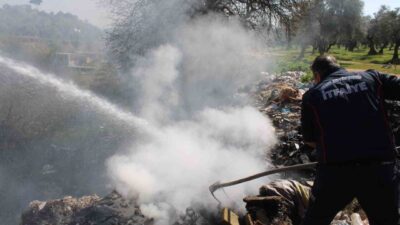 Aydın’ın Efeler ilçesinde çöplük alanda çıkan yangın itfaiye ekiplerini harekete