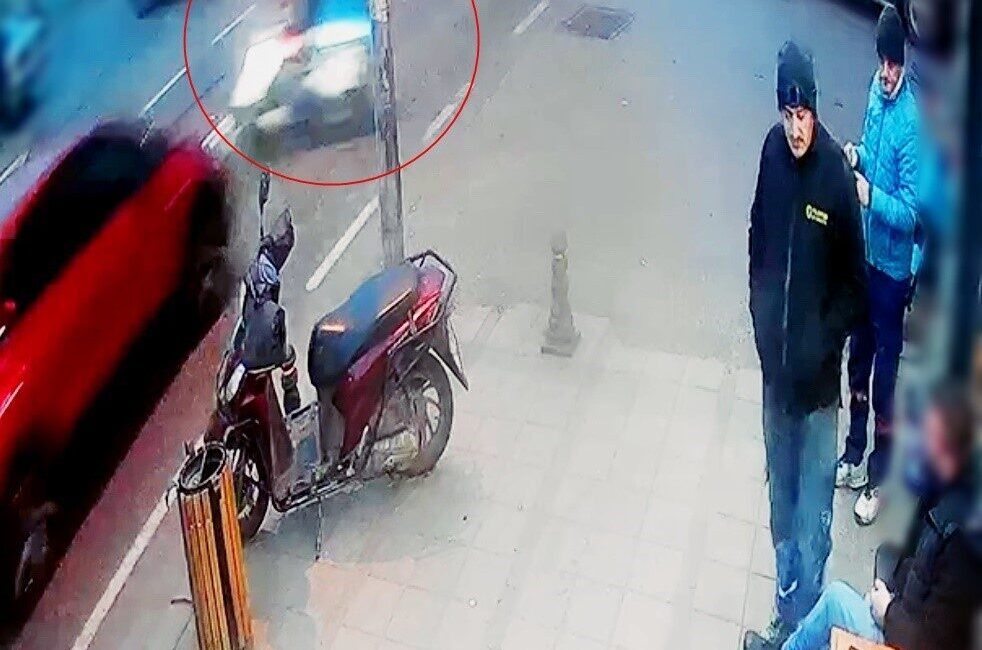 Tekirdağ’ın Çorlu ilçesinde otomobille çarpışan motosikletli kuryenin yaralandığı kaza anı