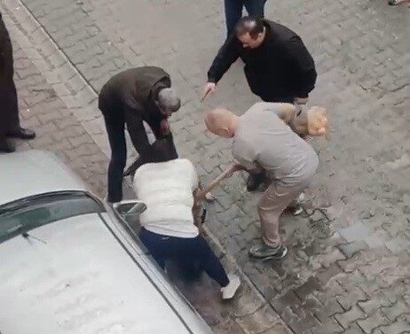 Tekirdağ’ın Çorlu ilçesinde pitbull cinsi köpeğin sokak ortasında başka bir