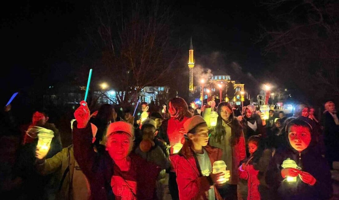 Çorum’un Laçin ilçesinde düzenlenen Ramazan etkinliğinde iftar sofrasında buluşan çoklar,