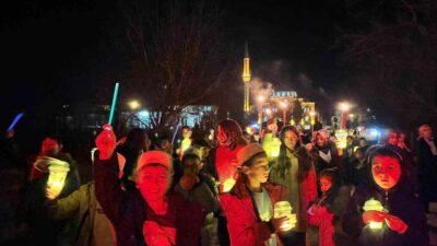 Çorum’un Laçin ilçesinde düzenlenen Ramazan etkinliğinde iftar sofrasında buluşan çoklar,