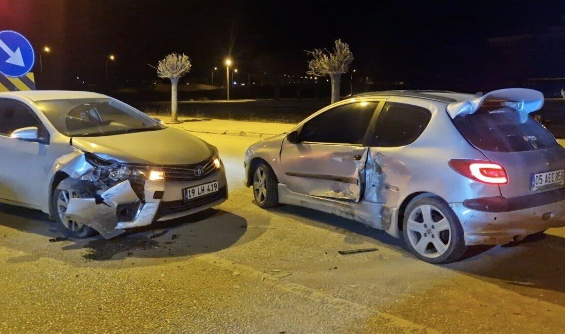 Çorum’un Alaca ilçesinde U dönüşü yapmak isteyen otomobil ile aynı