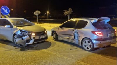 Çorum’un Alaca ilçesinde U dönüşü yapmak isteyen otomobil ile aynı