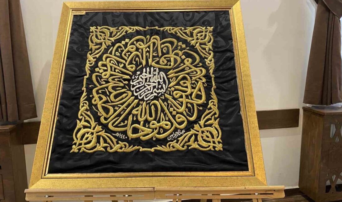 Çorum Belediyesi’nin ev sahipliğinde ve Bedesten’de sergilenen kutsal emanetler Kadir