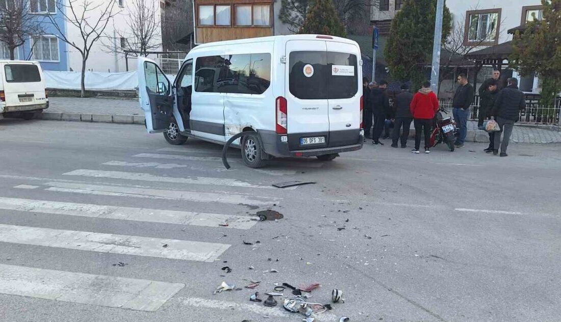 Çorum’un İskilip ilçesinde motosiklet ile servis minibüsünün çarpışması sonucu meydana