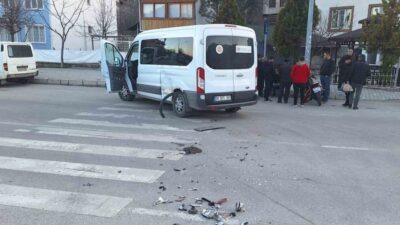 Çorum’un İskilip ilçesinde motosiklet ile servis minibüsünün çarpışması sonucu meydana
