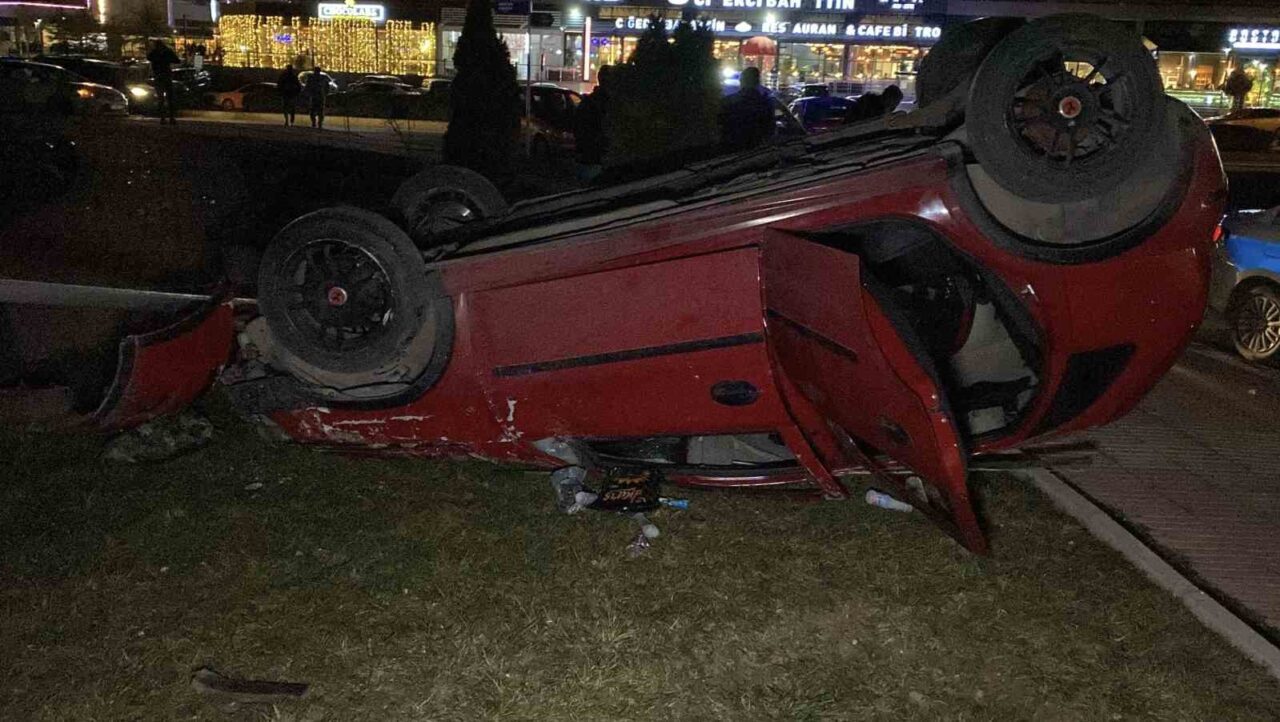Çorum’da sürücüsünün direksiyon hakimiyetini kaybettiği otomobil takla attı. Kazada 1