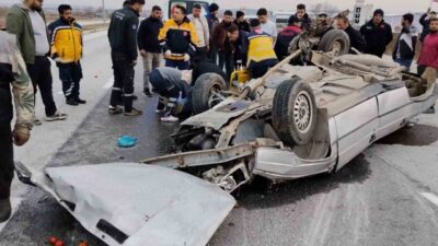 Çorum’un Alaca ilçesinde otomobilin refüjdeki aydınlatma direğine çarparak takla atması