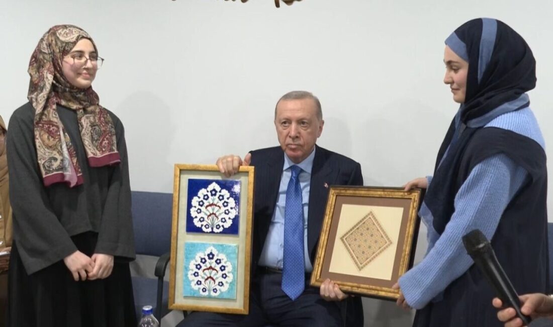 Cumhurbaşkanı Recep Tayyip Erdoğan, Marmara Üniversitesi İlahiyat Fakültesi öğrencilerini yurtlarında