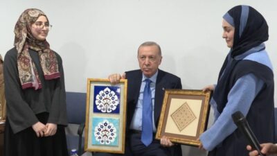 Cumhurbaşkanı Recep Tayyip Erdoğan, Marmara Üniversitesi İlahiyat Fakültesi öğrencilerini yurtlarında