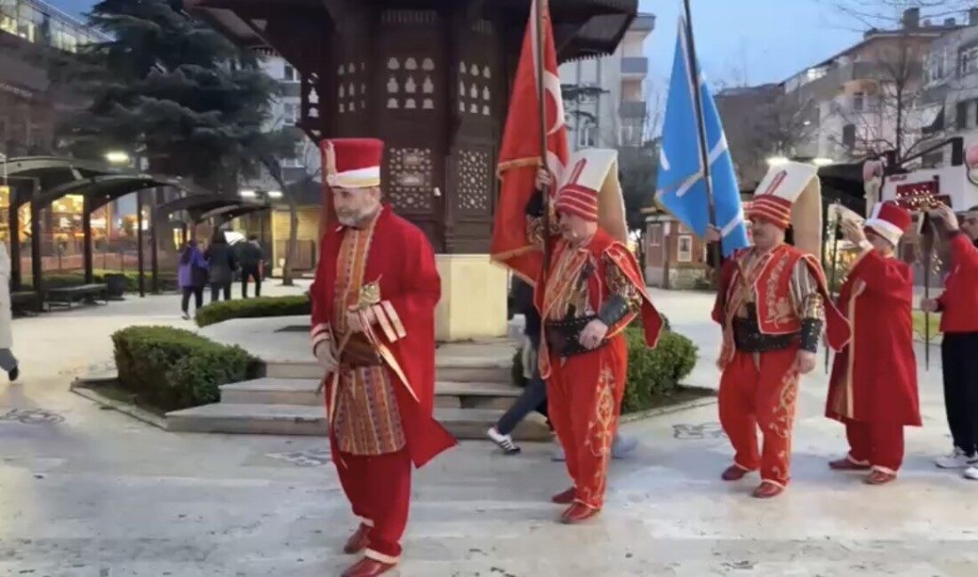 Bursa Vatan Sevdaları Platformu üyeleri, iftar davetine katıldıkları arkadaşlarına yanlarında