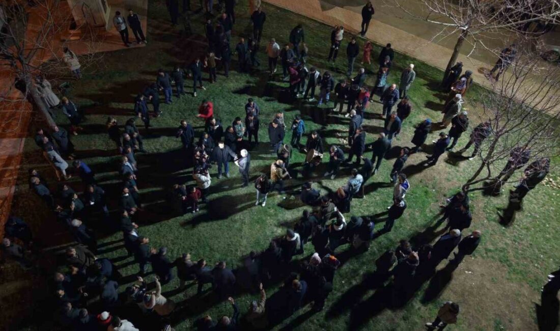 Elazığ’ın Sürsürü Mahallesi’nde, muhtarlığın öncülüğünde düzenlenen geleneksel sahur halayında onlarca