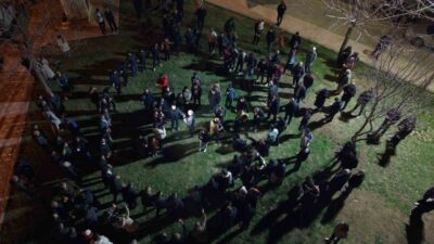 Elazığ’ın Sürsürü Mahallesi’nde, muhtarlığın öncülüğünde düzenlenen geleneksel sahur halayında onlarca