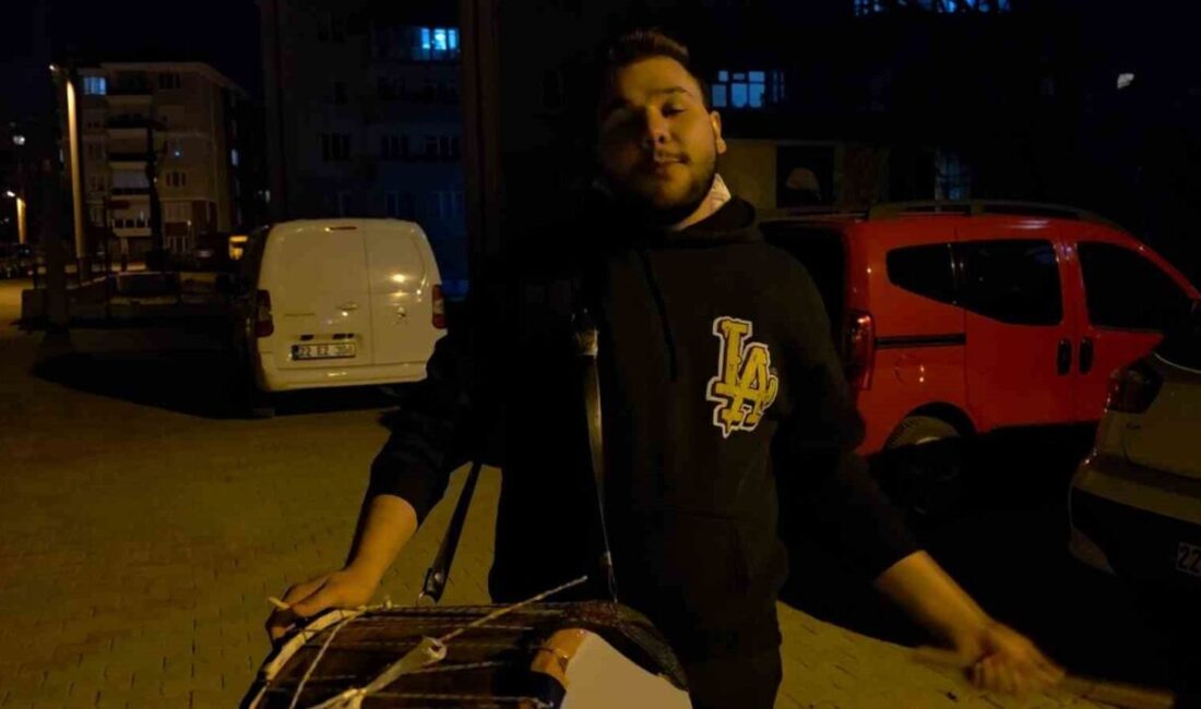 Edirne’de 23 yaşındaki genç, dedesinden kalan davuluyla mahalle halkını sahura