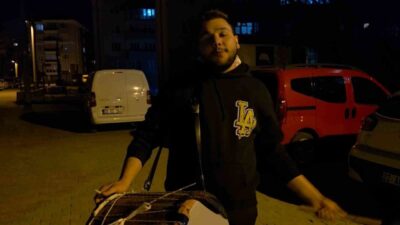 Edirne’de 23 yaşındaki genç, dedesinden kalan davuluyla mahalle halkını sahura