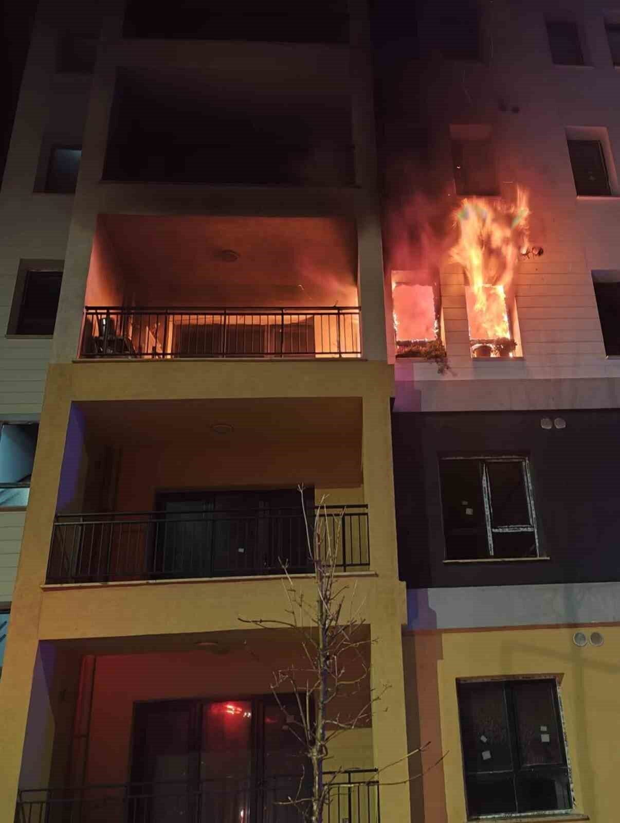 Hatay’ın Defne ilçesinde alevlere teslim olan apartman dairesindeki yangın diğer