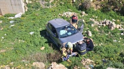 Hatay’da uçurumdan yuvarlanan otomobil sürücüsü yaralandı. Kaza,Defne ilçesi Döver Mahallesi’nde