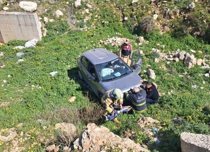 Hatay’da uçurumdan yuvarlanan otomobil sürücüsü yaralandı. Kaza,Defne ilçesi Döver Mahallesi’nde
