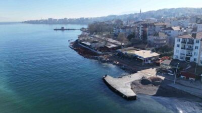 Gölcük’te Değirmendere sahiline, fırtına ve aşırı yağışlarda deniz suyunun taşmasını