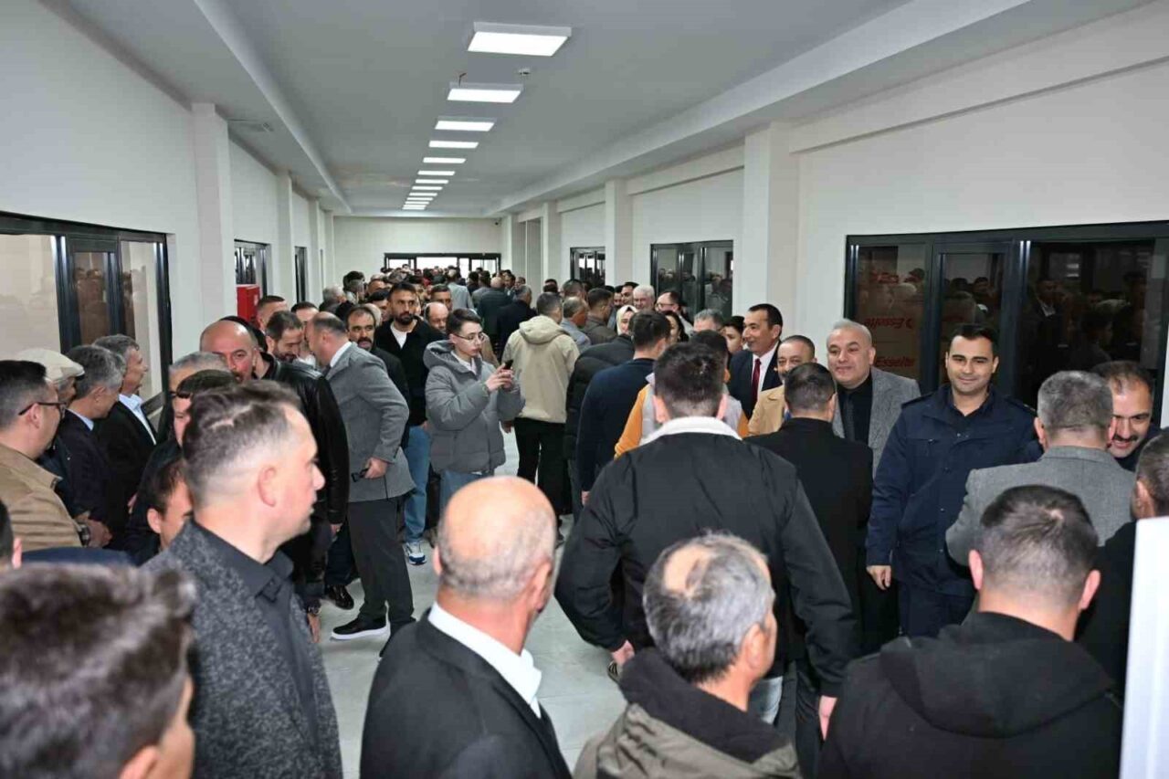 Manisa’nın Demirci ilçesinde her bayram geleneksel olarak gerçekleştirilen bayramlaşma töreni,