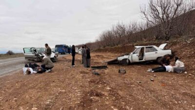 Denizli’nin Çivril ve Çameli ilçelerinde meydana gelen trafik kazalarına sekiz