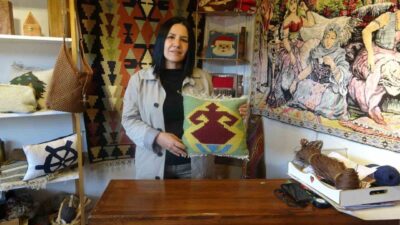 Hatay’da depremde atölyeleri zarar gören depremzede kadın zanaatkarlar, valilik tarafından