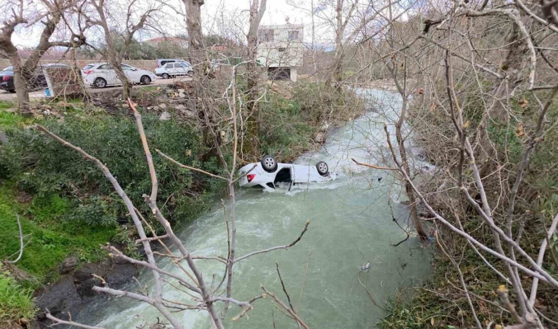 Hatay’da sürücüsünün kontrolünü kaybetmesiyle dereye uçan otomobil suyla doldu, sürücüyü