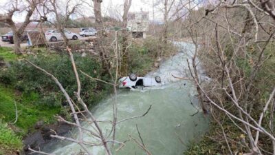 Hatay’da sürücüsünün kontrolünü kaybetmesiyle dereye uçan otomobil suyla doldu, sürücüyü