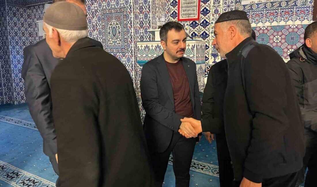 Diyarbakır’ın Dicle İlçe Kaymakamı Mustafa Atış, bayram namazı çıkışı vatandaşlarla,