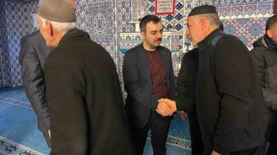 Diyarbakır’ın Dicle İlçe Kaymakamı Mustafa Atış, bayram namazı çıkışı vatandaşlarla,